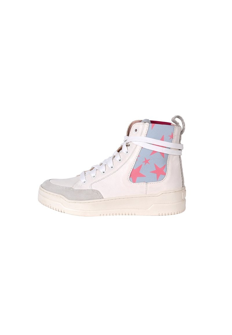 Sneaker alta con un corpo in pelle e camoscio bianco, punta grigia, pannello blu decorato con stelle rosa e lacci bianchi.