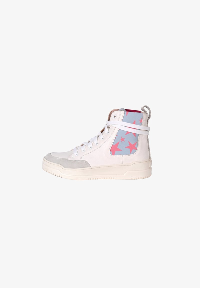Sneaker alta con un corpo in pelle e camoscio bianco, punta grigia, pannello blu decorato con stelle rosa e lacci bianchi.