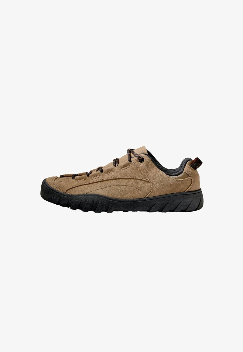 Chaussure décontractée en suède marron avec semelle épaisse noire et lacets noirs, vue de profil sur fond blanc.