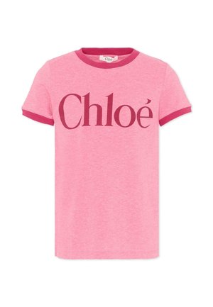 Maglietta rosa a maniche corte con rifiniture rosa scuro sul colletto e sulle maniche, con il grande logo testuale "Chloé" sul petto.