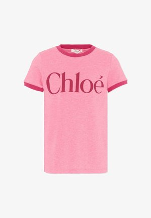Różowy t-shirt z krótkim rękawem z ciemnoróżowym wykończeniem na kołnierzyku i rękawach, z dużym napisem „Chloé” na piersi.