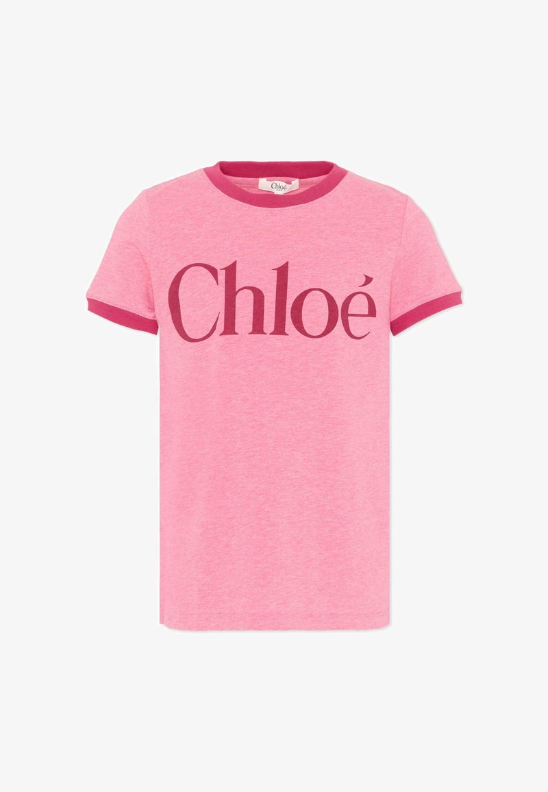 Różowy t-shirt z krótkim rękawem z ciemnoróżowym wykończeniem na kołnierzyku i rękawach, z dużym napisem „Chloé” na piersi.