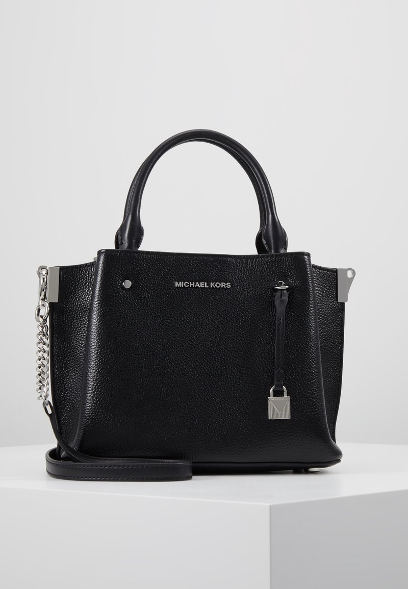 Sac à main en cuir texturé noir Michael Kors avec poignées supérieures, une bandoulière avec détail chaîne et un petit cadenas argenté en ornement.