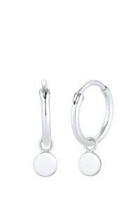 Orecchini a cerchio in argento con una finitura liscia e lucida. Ogni orecchino presenta un piccolo ciondolo circolare rimovibile.