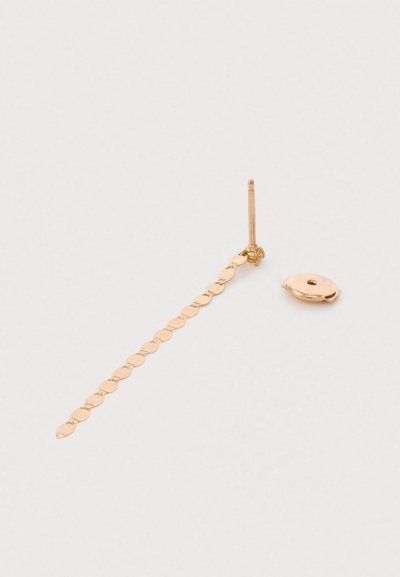 Różowe złote kolczyki o zakrzywionym, wydłużonym kształcie łańcucha, z serią okrągłych, połączonych sekcji. Zawierają okrągłe zapięcie.