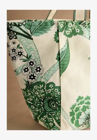 Neizvēlēts, green floral