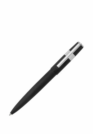 Czarny żebrowany długopis kulkowy ze srebrnym klipem i końcówką, ustawiony ukośnie na białym tle.