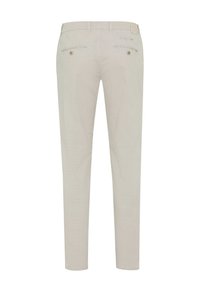 Pantaloni beige slim fit con due tasche posteriori con bottoni e passanti per cintura, mostrati di spalle su sfondo bianco.