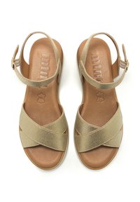 Goldene Leder-Sandalen mit Kreppe-Design, braunem gepolstertem Fußbett, verstellbarem Knöchelriemen und strukturierten Oberflächen. Leicht und flach.