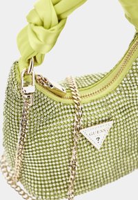 Limonkowa zielona torebka z ozdobami z kryształków, złotym łańcuszkiem na ramię i splecionym uchwytem z satyny; zapięcie na zamek; trójkątny akcent z logo.