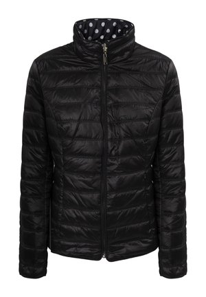 Chaqueta negra con cremallera y textura acolchada, cuello alto y forro de lunares. Diseño elegante y material suave y brillante.