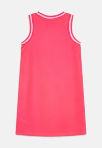 Vaaleanpunainen hihaton mekko, joka on valmistettu verkkomateriaalista. Mekossa on pyöreä kaula-aukko, joka on koristeltu valkoisilla raidoilla kauluksessa ja käsivarsien reunoissa.