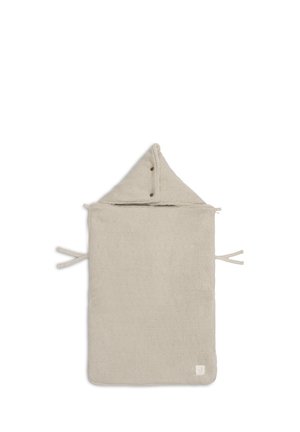 Beige gebreide baby slaapzak met kap en zijstrikjes, plat neergelegd op een witte achtergrond.