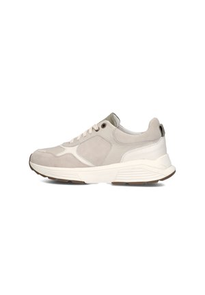 Lichtbeige suède en leren sneaker met witte veters, dikke witte zool en bruine loopzool, gezien vanaf de buitenzijde.