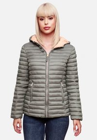 Olivgrön pufferjacka med vertikal quiltning, ljusbeige huva foder, dragkedja fram och två sidofickor. Mjuk textur och avslappnad passform.