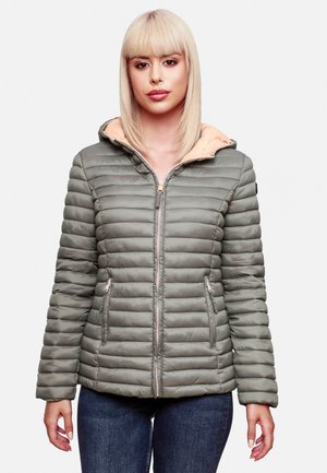 Doudoune vert olive avec un matelassage vertical, doublure de capuche beige clair, fermeture éclair à l'avant et deux poches latérales. Texture douce et coupe décontractée.