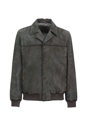 Chaqueta de ante verde oscuro con cuello semiabierto, cierre de botones, puños acanalados y bolsillos laterales. Textura suave con detalles mínimos de costura.