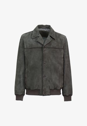 Giacca in suede verde scuro con colletto aperto, chiusura frontale con bottoni, polsini a coste e tasche laterali. Tessuto morbido con dettagli di cuciture minimali.