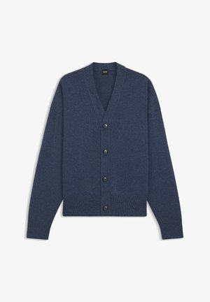 Cardigan blu navy lavorato a maglia con scollo a V, maniche lunghe e sei bottoni neri. Presenta polsini e orlo a coste per una texture più definita.