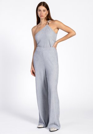 Lichtgrijze, geribbelde jumpsuit met een one-shoulder ontwerp, wijde benen en een decoratieve ringaccent op de schouder.