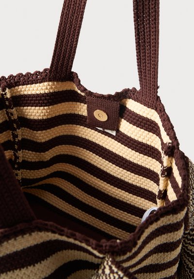 Καφέ και μπεζ ριγέ πλεκτή τσάντα tote με φαρδιά χερούλια και εσωτερικό κούμπωμα με κουμπί.