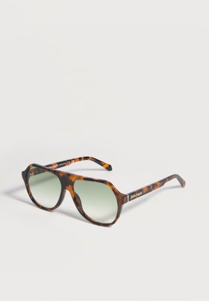 Lunettes de soleil rectangulaires écaille avec verres dégradés verts et logo « Palm Angels » sur la branche, présentées sur une surface blanche unie.