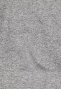 Grauer Baumwollstoff mit weicher Textur, zeigt eine glatte, gleichmäßige Webart und minimale sichtbare Muster oder Details.