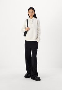 Calvin Klein Jeans MONOLOGO REGULAR HOODIE - Džemperis su gobtuvu - ivory