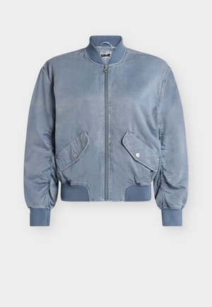 Giacca bomber azzurro chiaro con cerniera frontale, due tasche con patta e bottone a pressione, polsini, collo e orlo a costine.