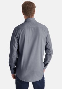 Graues Langarmshirt mit glatter Textur, mit Knopfmanschetten und abgerundetem Saum. Von hinten angezeigt, mit einem Standardkragen.