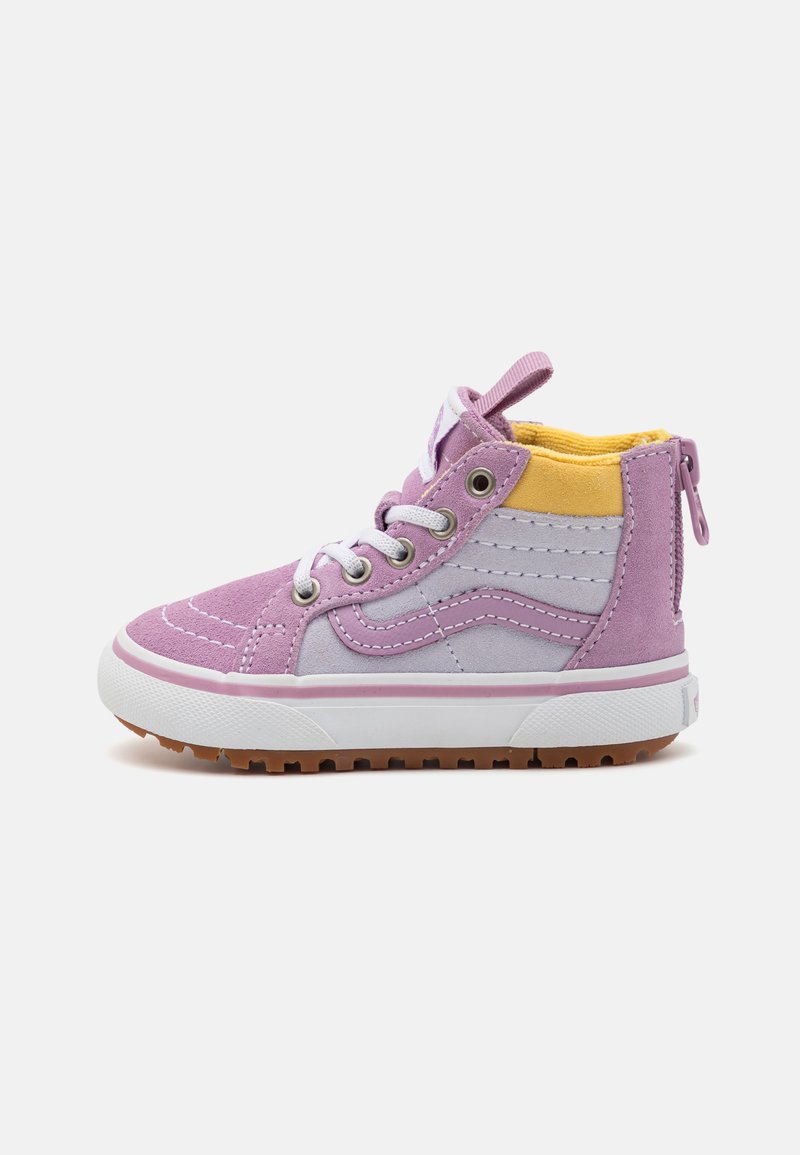 Lilla og grå høyhælte sneakers laget av semsket skinn, med hvite snørebånd, en gul krage og en såle av gummigummi med teksturert mønster.