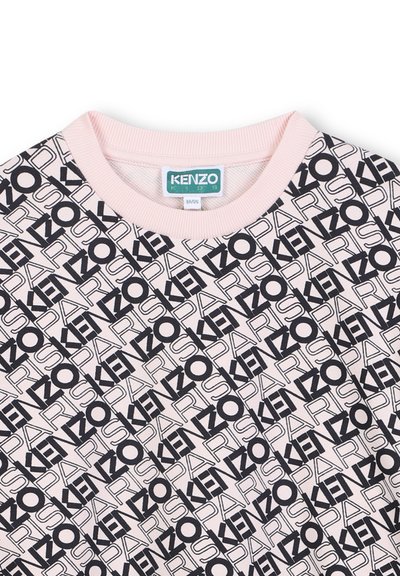 Bluza Kenzo Kids z różowym prążkowanym kołnierzem; zawiera czarny tekst graficzny oraz logo w różnych orientacjach na jasnym tle.