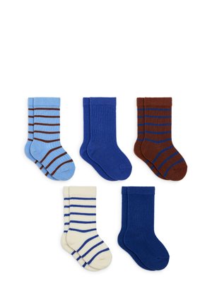 Cinq paires de chaussettes pour enfants en bleu, marron et crème, dont trois paires à rayures horizontales et deux paires unies.