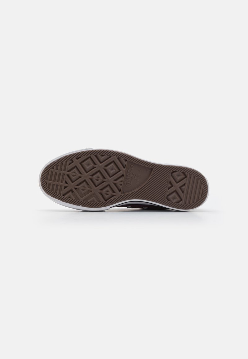 Sole di scarpa in gomma con un motivo testurizzato in marrone, caratterizzata da forme a diamante e scanalature dritte per una migliore aderenza, bordata da margini bianchi.