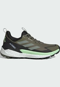 Zapatos deportivos en verde oscuro y negro con un diseño ligero y transpirable. Presentan una parte superior texturizada, una suela acolchada y detalles reflectantes.