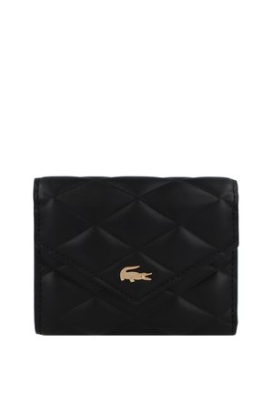 Zwarte leren portefeuille met een geruite ontwerp, voorzien van een gouden logo-accent. Envelopstijl sluiting met zichtbare stiksels. Compact formaat.