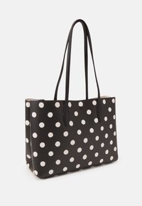 Borsa a tracolla nera con pois bianchi, realizzata in materiale liscio. Presenta due lunghe tracolle nere e un design senza chiusura superiore.