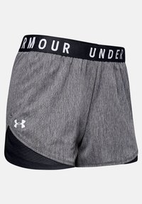 Graue Sportshorts mit einem schwarzen Bund, auf dem der Text "UNDER ARMOUR" steht. Der Stoff hat ein strukturiertes Muster und ein kontrastierendes schwarzes Seitenpanel.