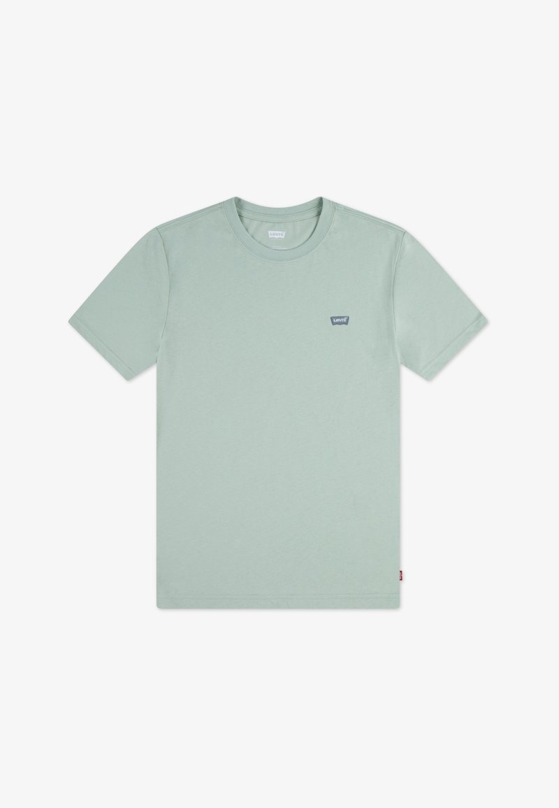 Ανοιχτό πράσινο βαμβακερό μπλουζάκι με στρογγυλή λαιμόκοψη, κοντά μανίκια και μικρό σκούρο λογότυπο στο αριστερό μέρος του στήθους. Ίσια ραφή στο τελείωμα με ετικέτα στην πλευρά.