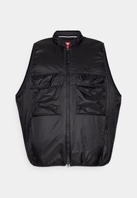 Svart nylon ärmlös väst med hög krage, framzipper, fyra framfickor och en liten logotyp på bröstet. Strukturerad yta.