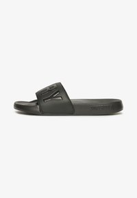 Sort slide sandal lavet af glat syntetisk materiale, med en bred rem med præget tekst og en flad gummisål.
