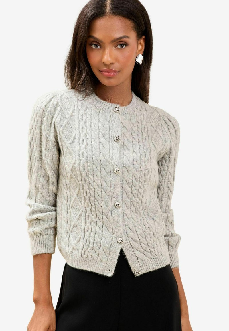 Cardigan de tricot cu model cable în nuanță gri deschis, cu decolteu rotund, mâneci lungi și nasturi decorativi, având un tiv ușor scurtat și un design texturat.