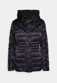 Veste noire matelassée avec capuche, présentant un design matelassé et des accents en velours à imprimé léopard sur les manches. Texture lisse et fermeture éclair dissimulée.