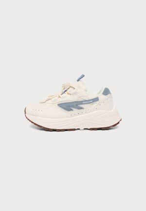 Hvid og lyseblå chunky sneaker med tyk sål, snørebånd foran og blåt træk-flig på hæl og tunge.