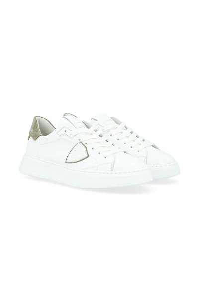 Sneakers bianchi in pelle con un design testurizzato, con un'accogliente accentuazione in suede verde sul tallone, lacci bianchi e suola in gomma.