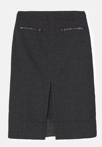 Musta kudottu suoramallinen hame, jossa on etuhalkio ja kaksi näennäistä etutaskua mustilla reunuksilla. Kankaan rakenne on teksturoitu.