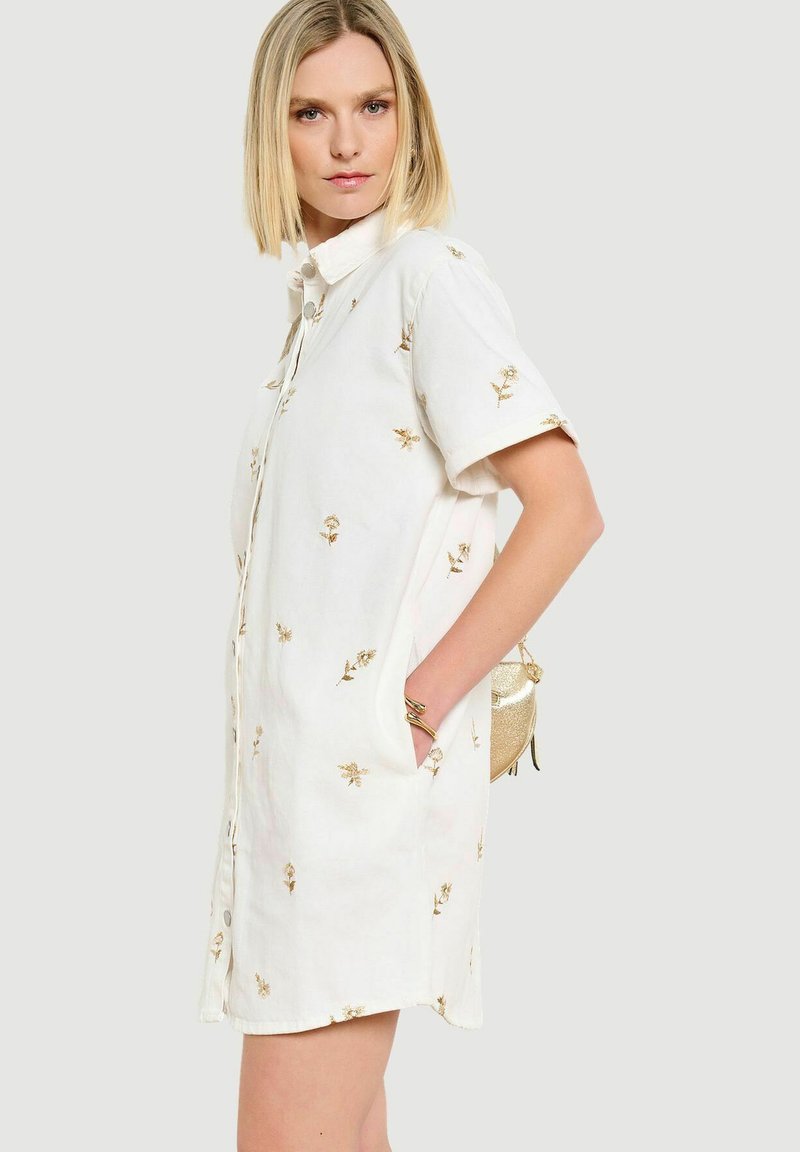 LolaLiza EMBROIDERED SHIRT DRESS EMBROIDERED SHIRT DRESS - Robe chemise -  offwhite/cru - ZALANDO.FR