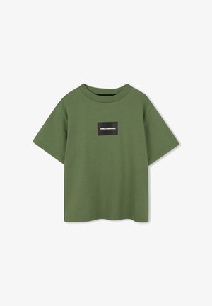 Maglietta verde a maniche corte con una piccola toppa rettangolare nera con il logo "KARL LAGERFELD" al centro del petto.