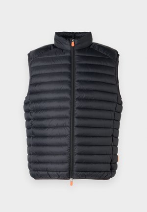 Colete puffer preto com design em quilt horizontal, gola alta, fecho frontal de correr e puxador de zíper laranja. Leve, isolado, sem mangas.