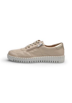 Sneaker in pelle beige con cerniera laterale, allacciatura frontale, suola bianca zigrinata e dettaglio metallico oro sul tallone.